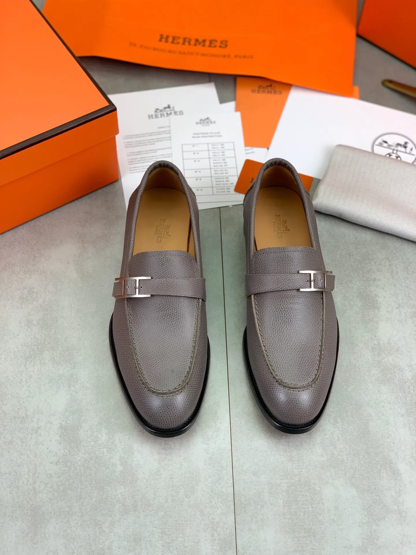 Factory price P980 💰💎💎💎 Original genuine leather outsole Brand: Hermès Grade: Same as the official website Original quality materials: Original soft calfskin Water-dyed cowhide lining Original Italian genuine leather outsole Style categories: Men's fashion Formal casual leather shoes Slip-on men's shoes series Young fashion European and American trends British style Code number: 39-45 (38.46 can be customized)